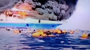 KAPAL BARCELONA 5 TERBAKAR DITENGAH LAUT RATUSAN PENUMPANG BERUSAHA SELAMATKAN DIRI LOMPAT KE LAUT SAMBIL MENUNGGU BANTUAN TIM SAR DATANG