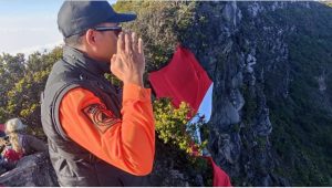 TIM BPBD KABUPATEN KUNINGAN KIBARKAN MERAH PUTIH DI TEBING KAWAH CIREMAI